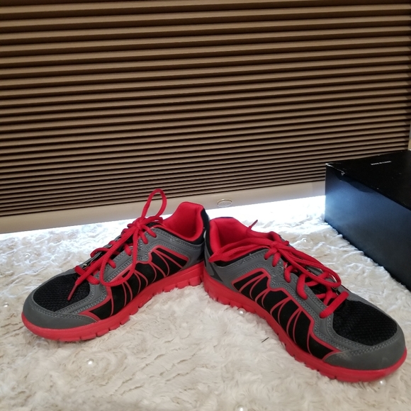 KID'S FILA SNEAKERS-LIKE NEW, ONLY WORN ONCE - Picture 3 of 4